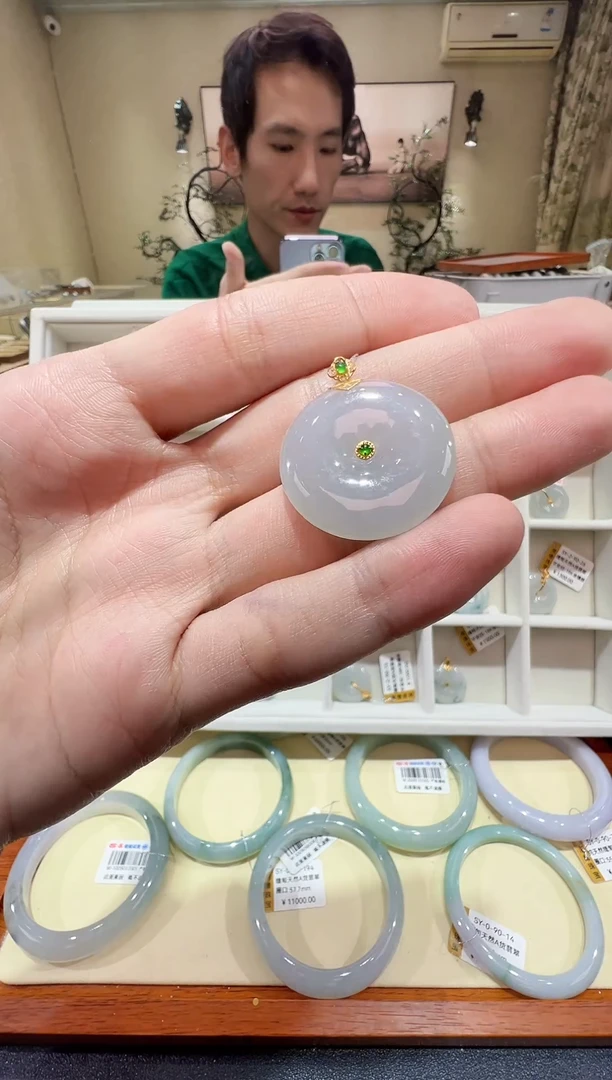 颈饰18K金镶嵌翡翠-纯天然缅甸A货翡翠吊坠-冰平安扣