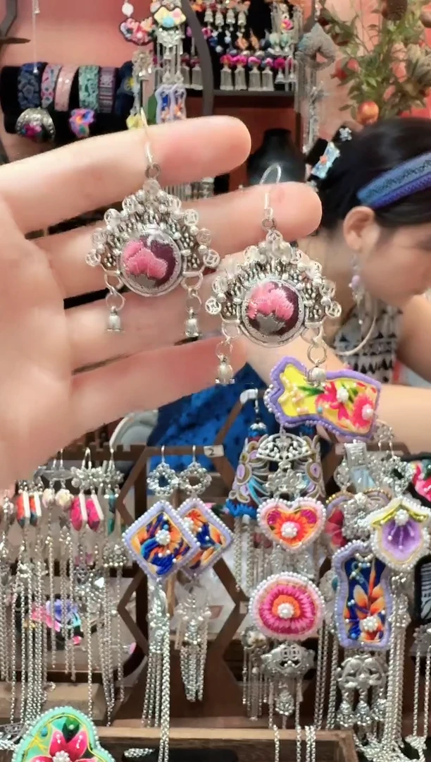 织绣云织谣民族风精美饰品   351