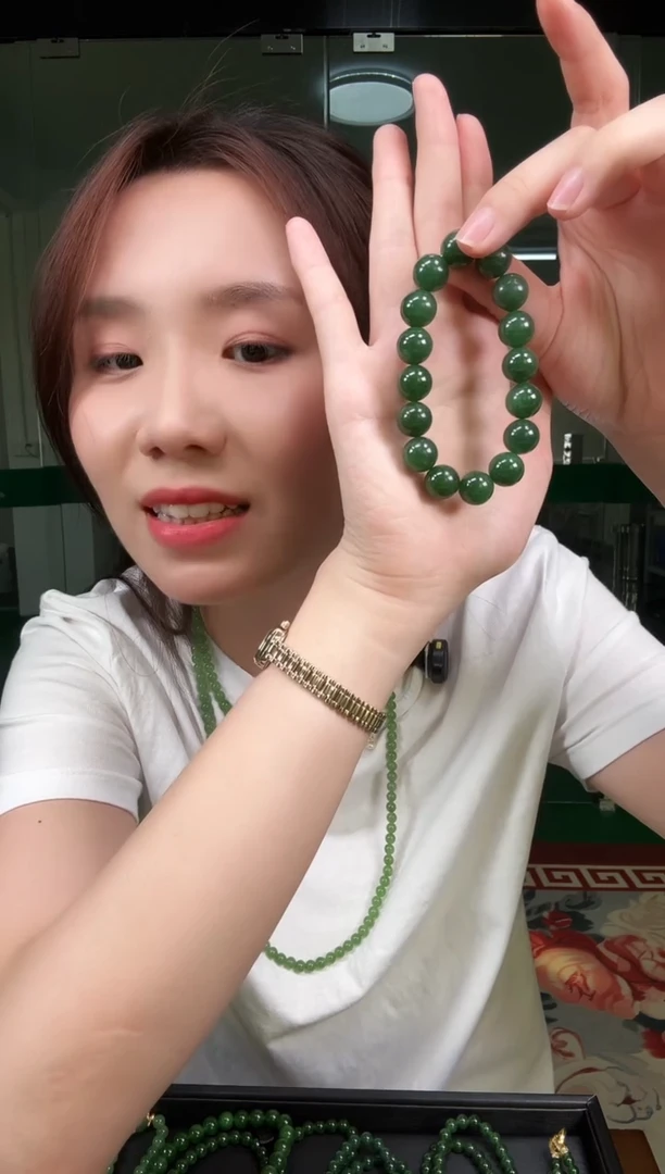 手串未镶嵌和田玉（碧玉）碧玉辣绿色手串12mm
