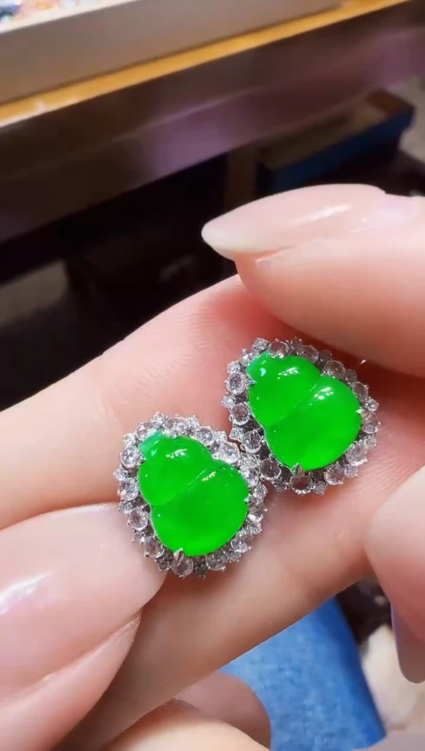 18K金镶嵌翡翠耳饰葫芦