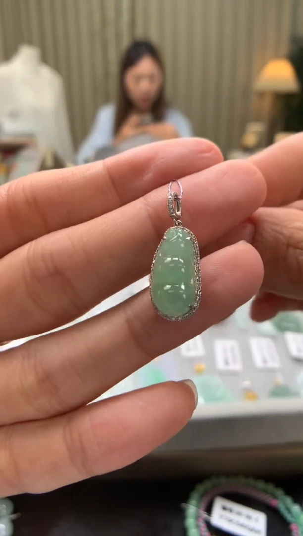 翡翠18K金镶嵌颈饰福豆