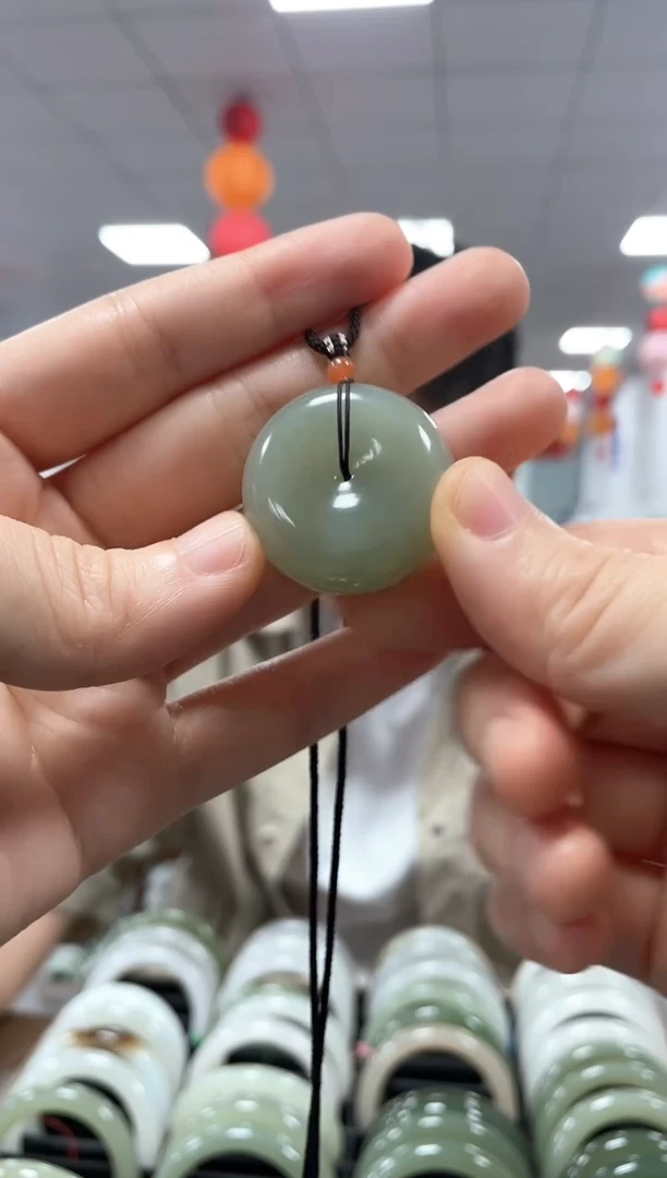 和田玉未镶嵌颈饰厚平安扣吊坠一件