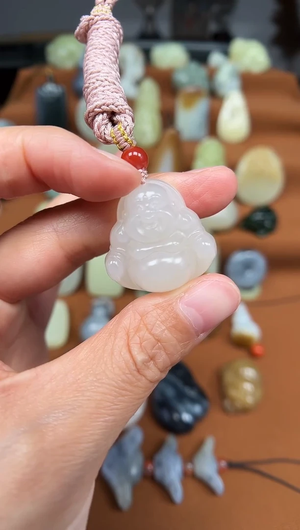 和田玉未镶嵌颈饰佛