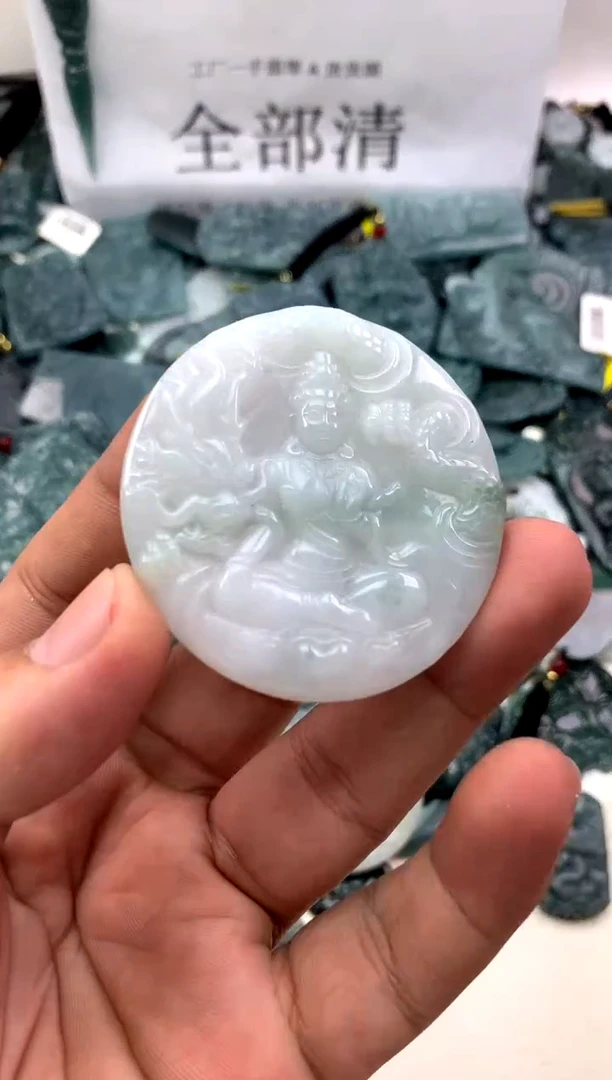 翡翠未镶嵌颈饰观音