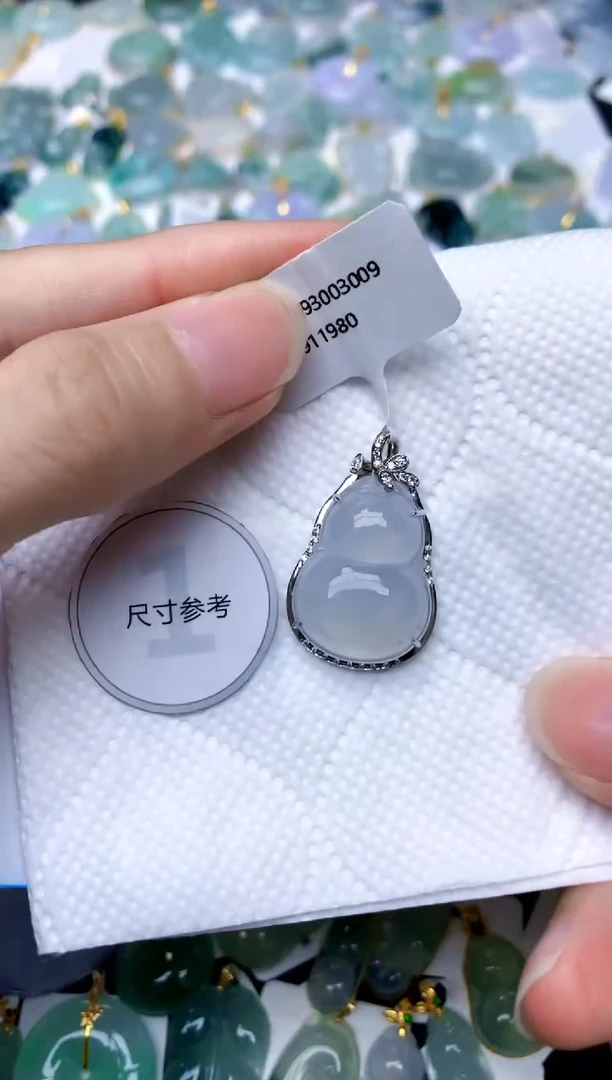 颈饰18K金镶嵌翡翠天然A货翡翠