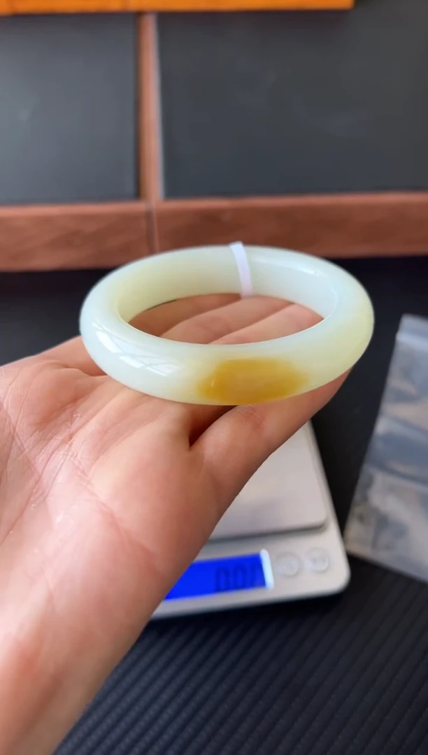 未镶嵌手镯和田玉且末微色差金山56