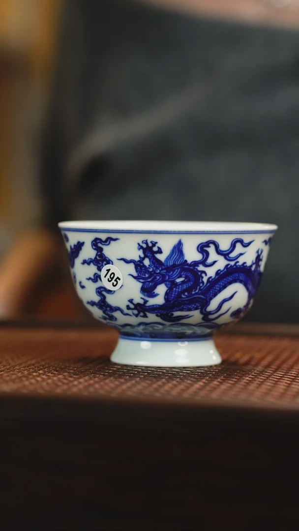 195龙纹青花杯