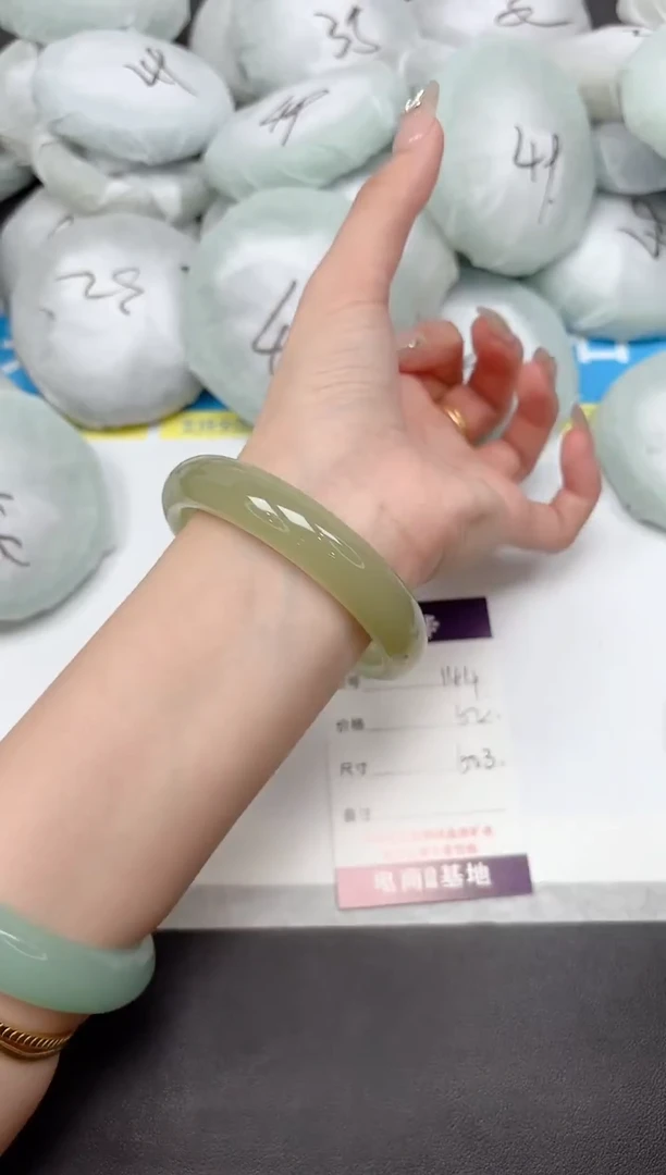 未镶嵌手镯石英质玉144-60.3