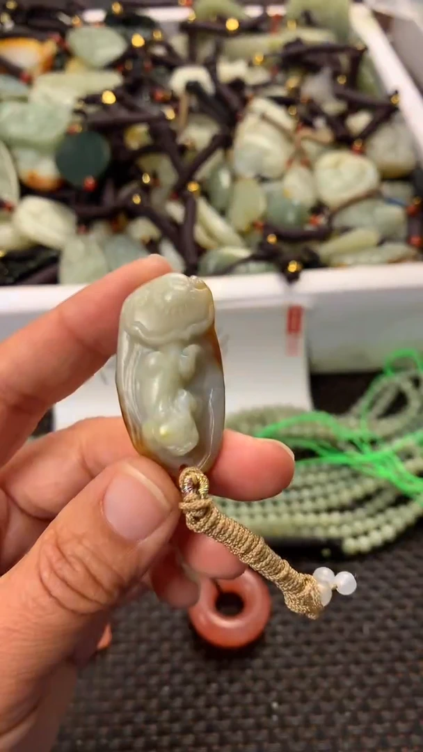 【闪购商品】和田玉颈饰未镶嵌多样性发货没有证书拍一发一有瑕