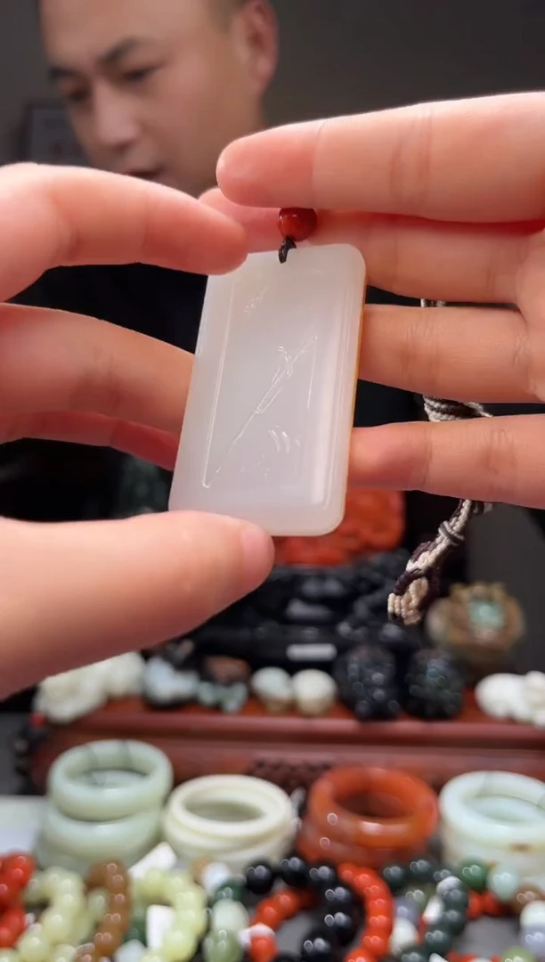 颈饰未镶嵌和田玉吊坠