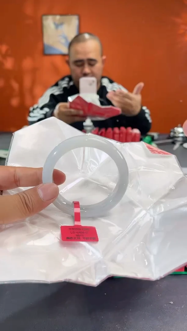 未镶嵌手镯翡翠16        圈口