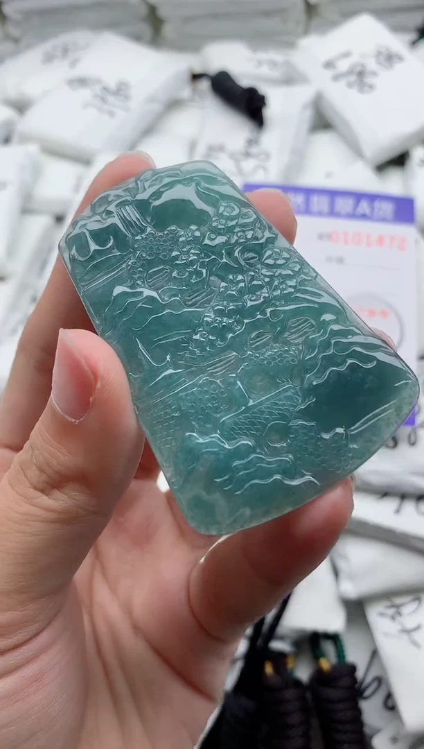 翡翠未镶嵌颈饰.