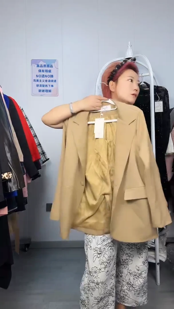 小*巫高品质卡其色西服