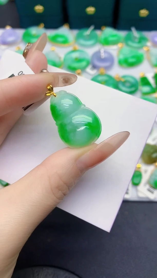 颈饰18K金镶嵌翡翠缅甸天然翡翠A货