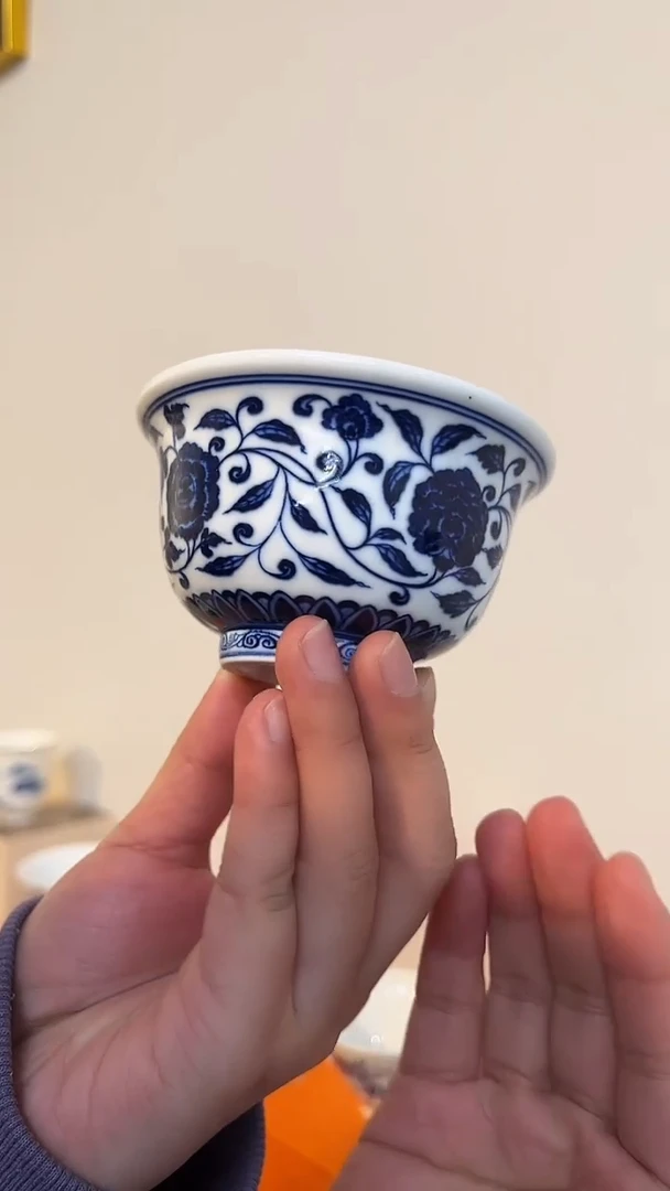 景德镇高温瓷青花缠枝莲压手