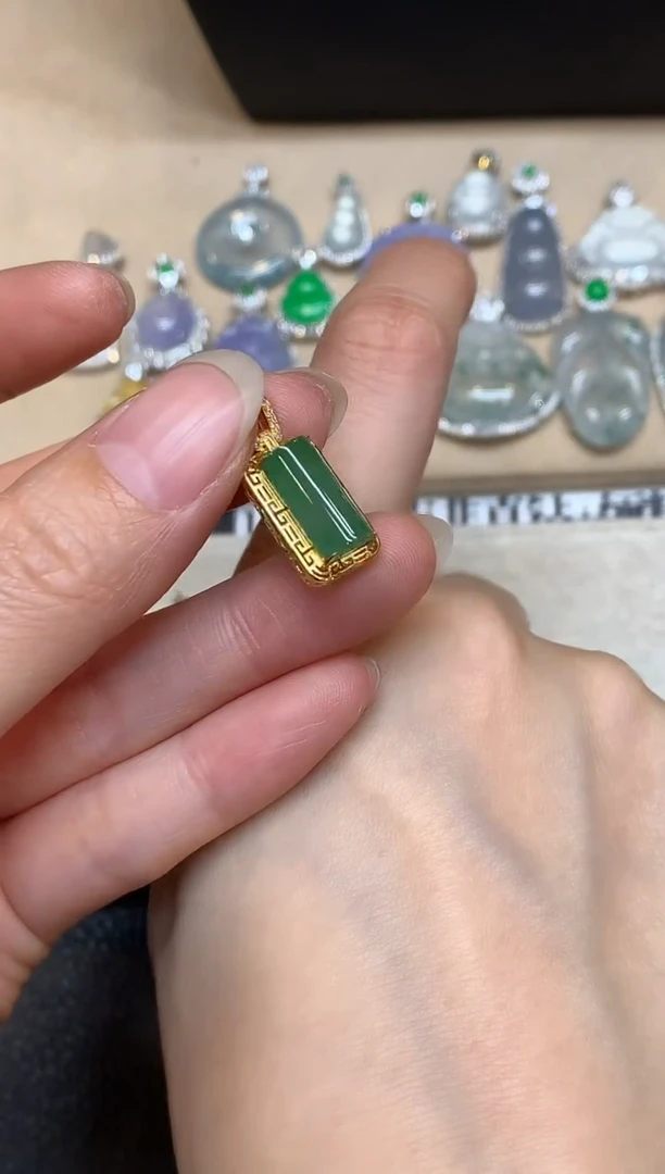 颈饰18K金镶嵌翡翠无事柱【无服务费