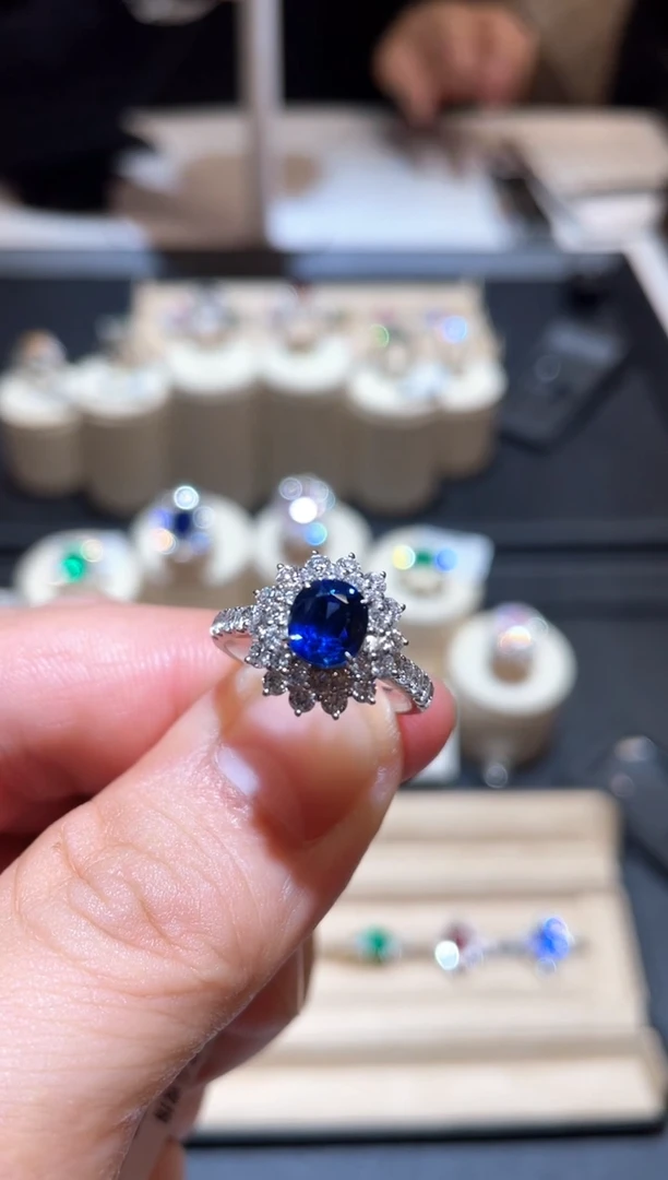 戒指蓝宝石18K金镶嵌1.61ct