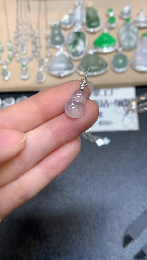 颈饰18K金镶嵌翡翠葫芦【无服务费