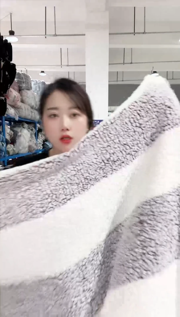 牛奶绒主播手上展示的产品