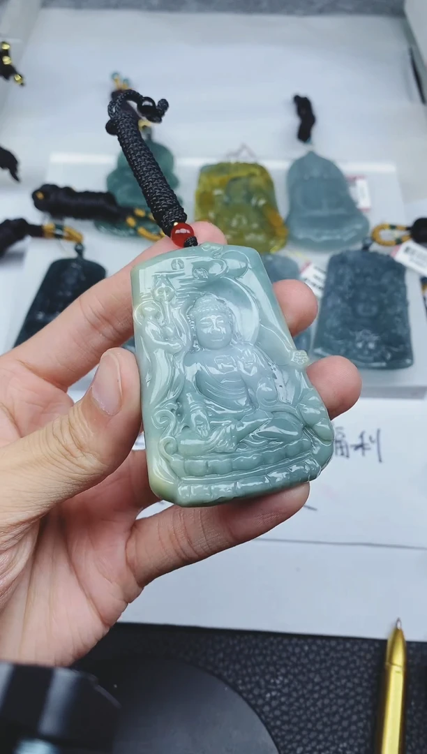 颈饰未镶嵌翡翠