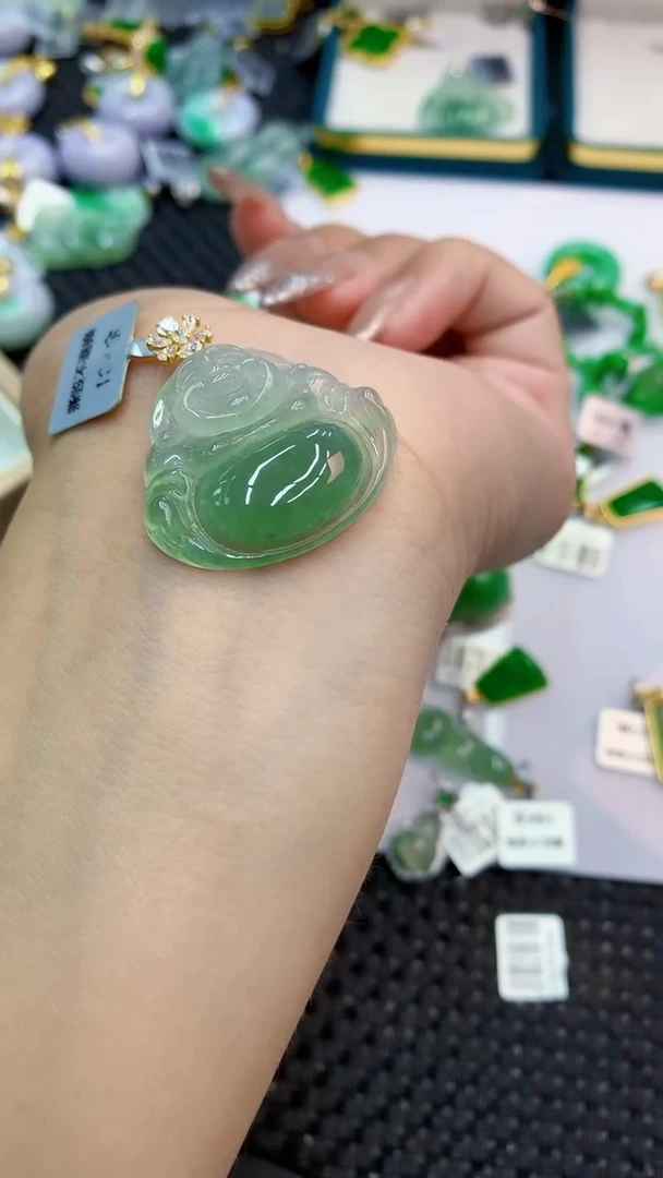 颈饰18K金镶嵌翡翠1