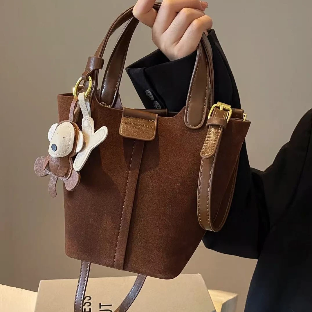 美拉德棕磨砂水桶包