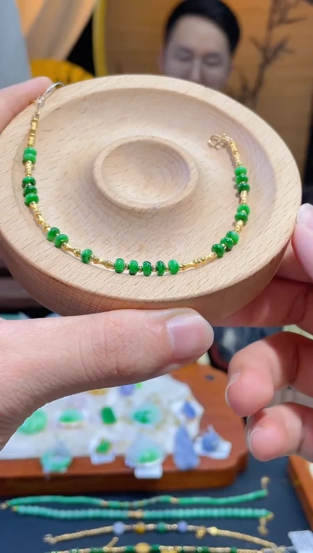 颈饰18K金镶嵌翡翠手链