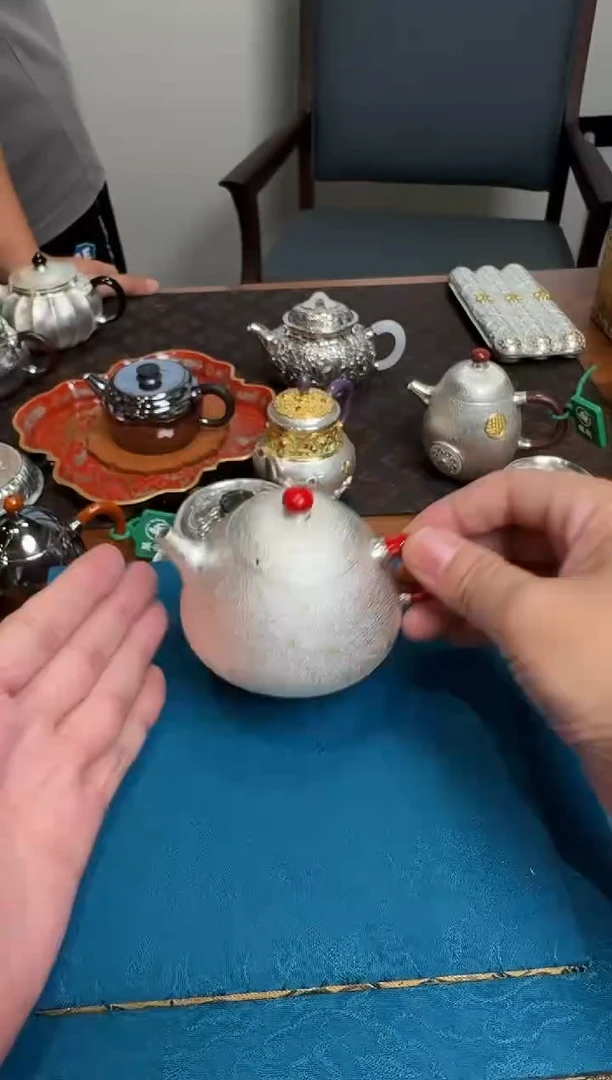 -'呆坐 整敲雪花纹贴金 伴月壶