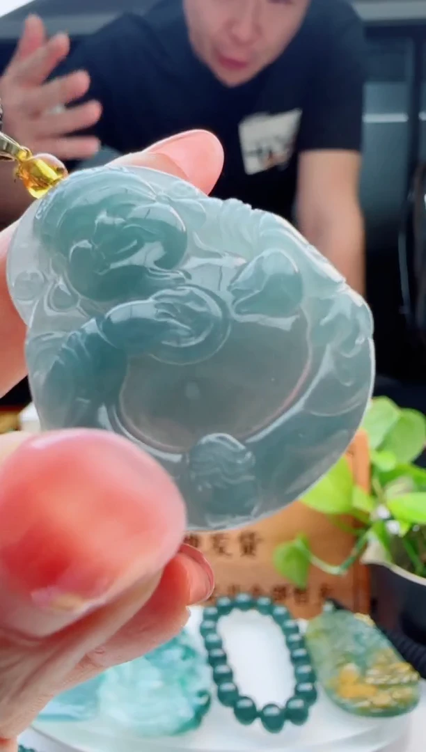 翡翠未镶嵌颈饰多样性发货其中一件