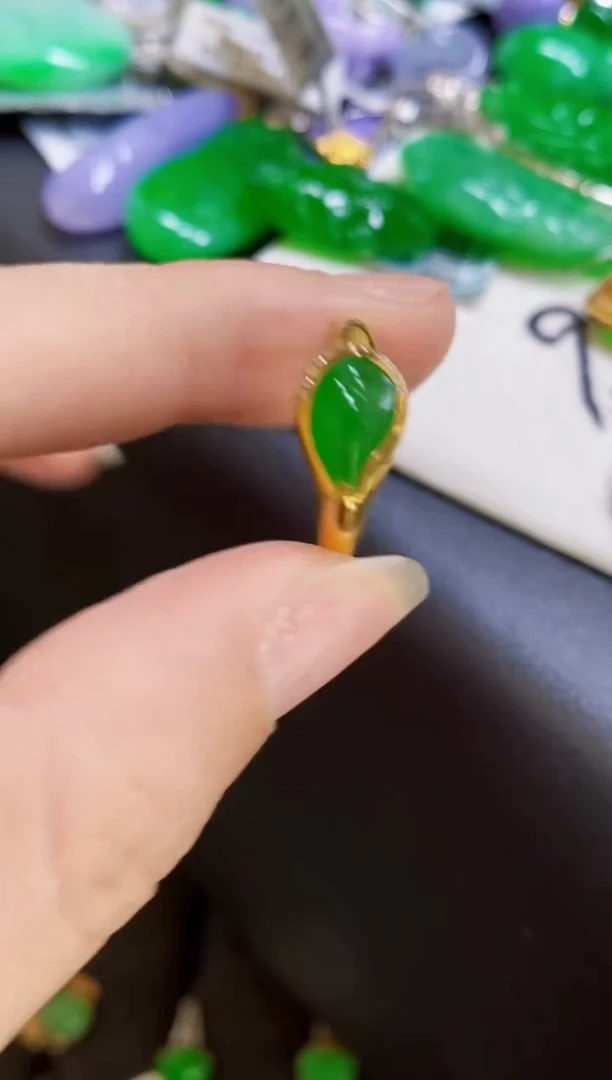 颈饰18K金镶嵌翡翠戒指