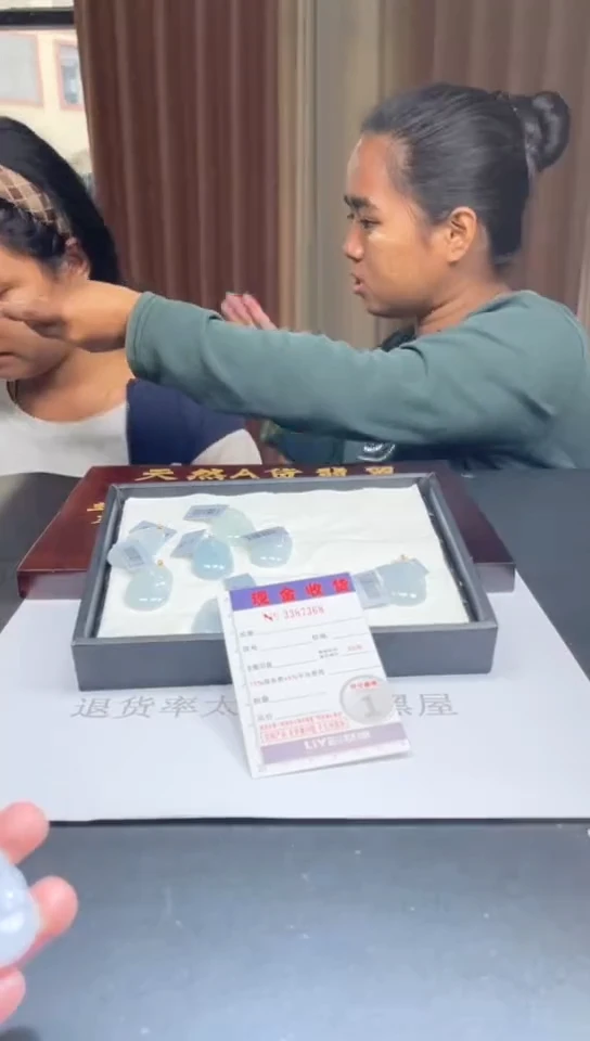 18K金镶嵌挂件翡翠多样性发其一拍一发一7368