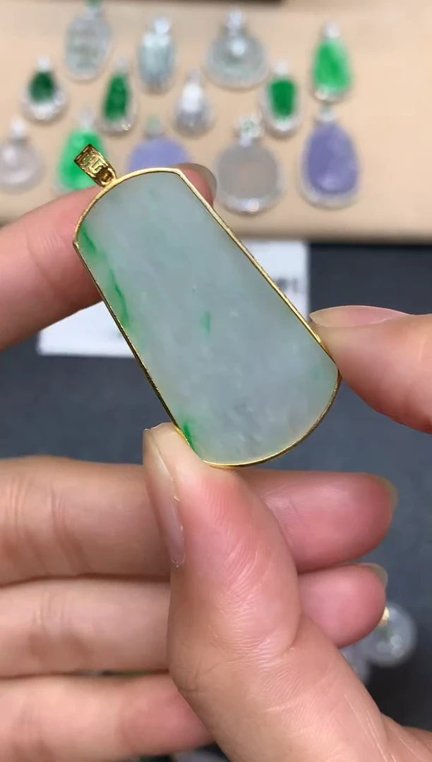 颈饰18K金镶嵌翡翠无事牌【无服务费