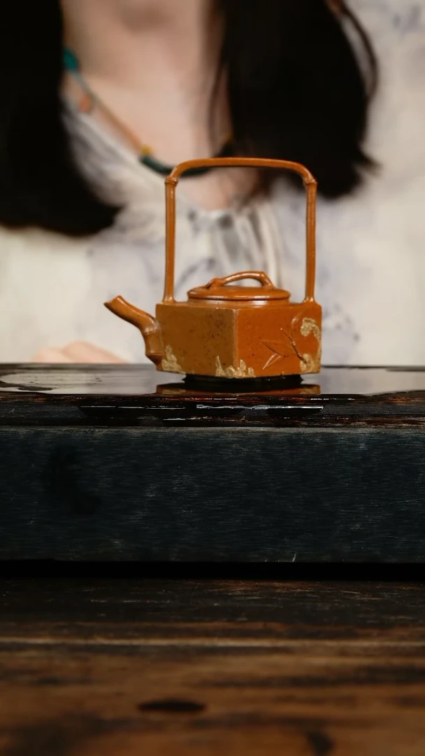 茶壶紫砂提梁小四方器。段泥紫砂。