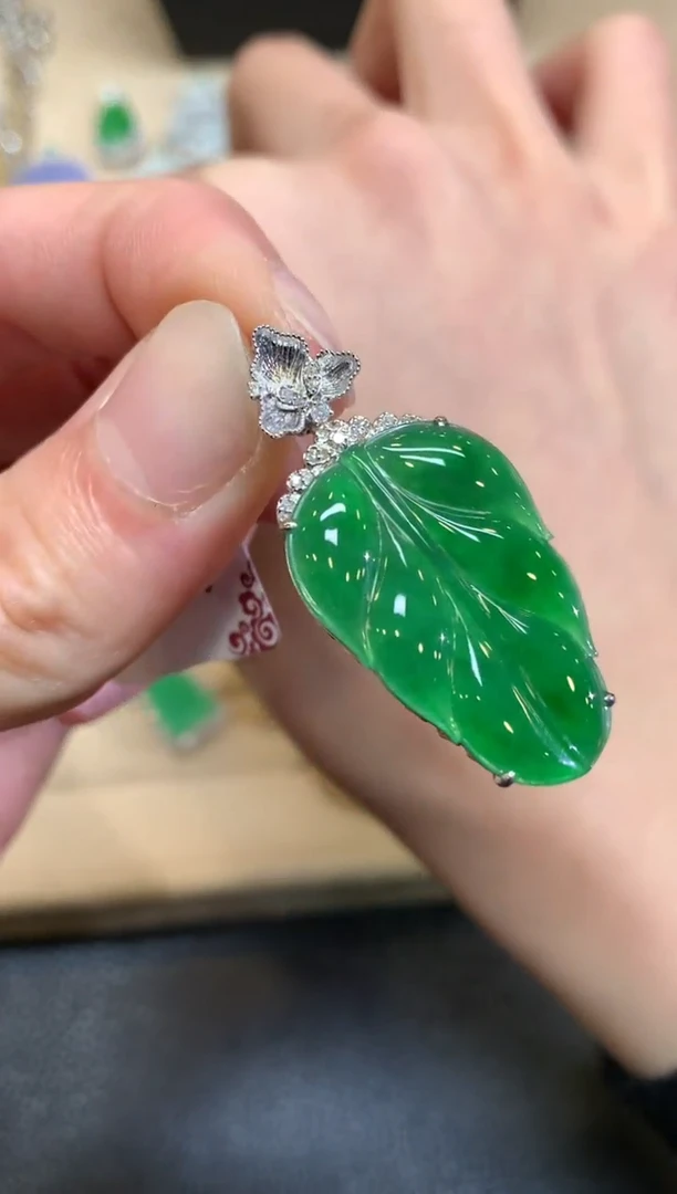 【闪购商品】翡翠颈饰18K金镶嵌叶子【无服务费】