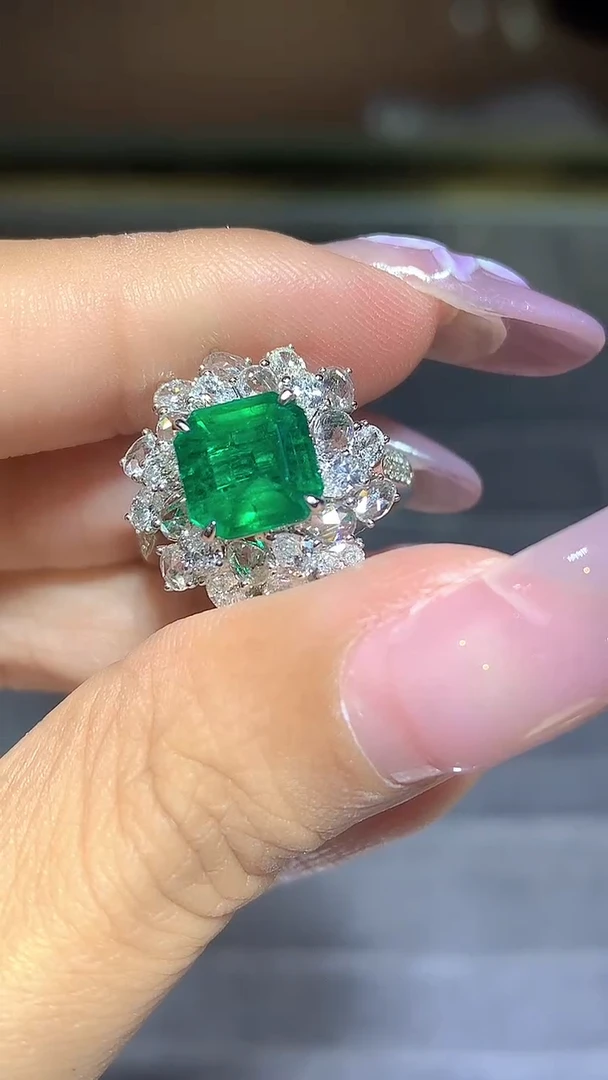 18K金镶嵌戒指祖母绿1.84CT
