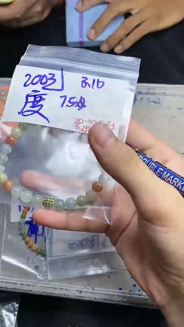 定制翡翠未镶嵌毛货需精细抛光，拍一发一