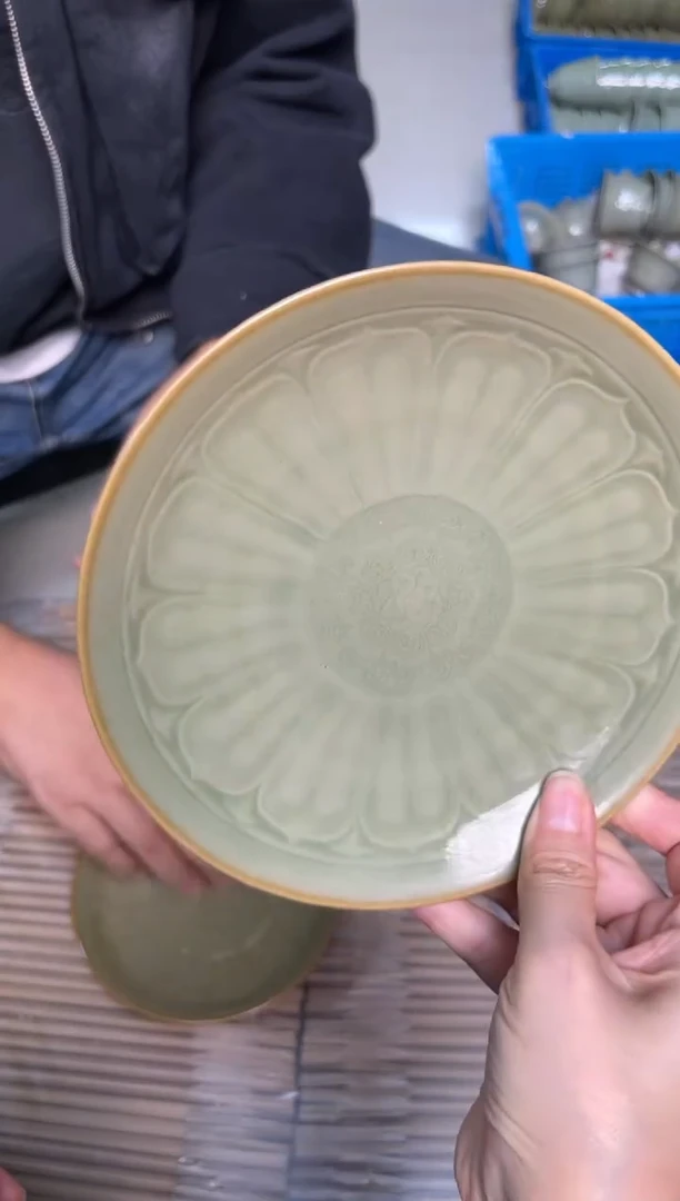 陶瓷橄榄绿莲瓣壶承 微瑕