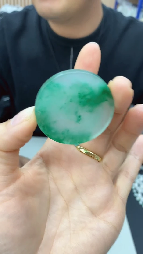 颈饰未镶嵌石英质玉独龙玉