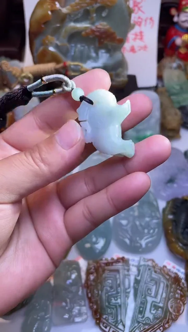 颈饰未镶嵌翡翠象