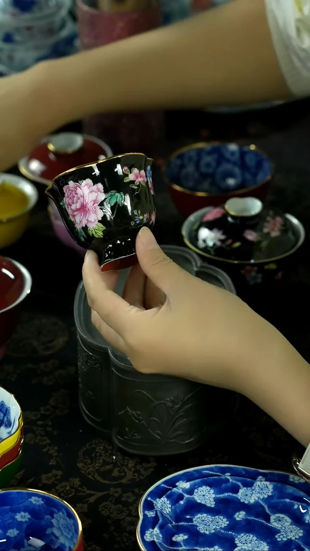 清理仓库中 茶具茶叶陶炉