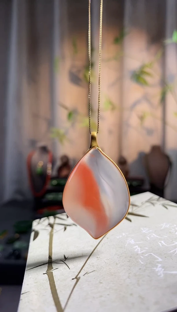 【闪购商品】南红玛瑙颈饰18K金镶嵌,原矿南红随型，荷花花瓣