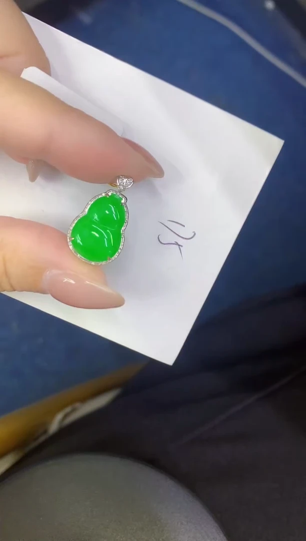 颈饰18K金镶嵌翡翠缅甸天然翡翠A货