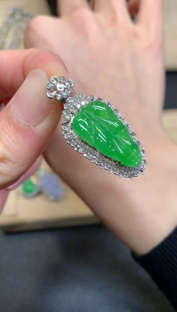 【闪购商品】翡翠颈饰18K金镶嵌叶子【无服务费】