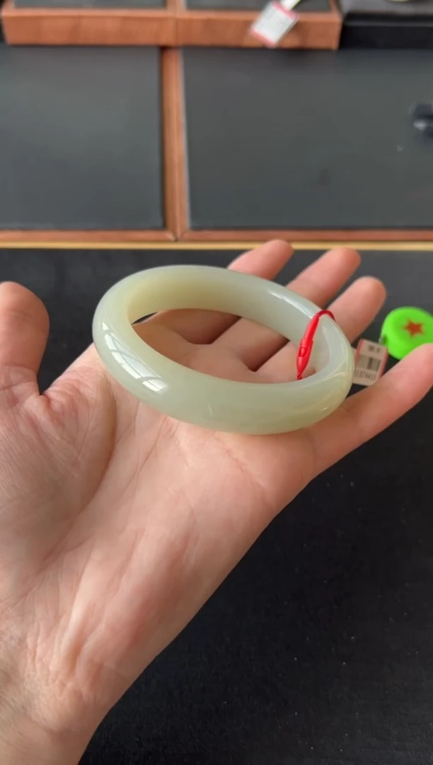 【闪购商品】和田玉手镯未镶嵌且末微色差近矿57