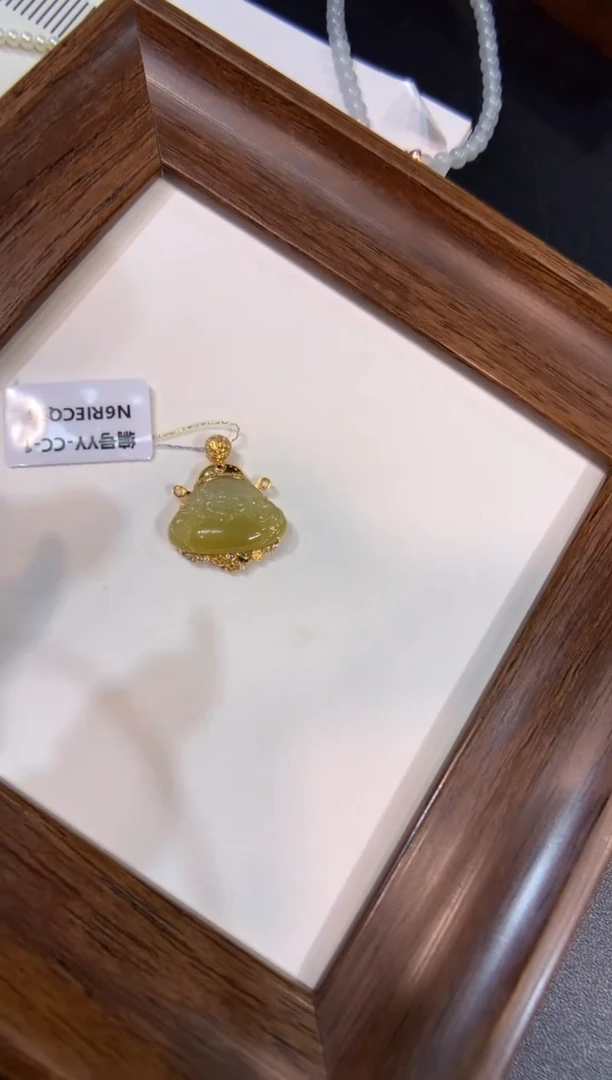 颈饰18K金镶嵌翡翠财神
