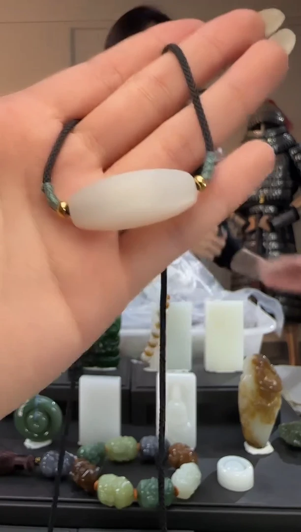 颈饰未镶嵌和田玉白玉乐子吊坠