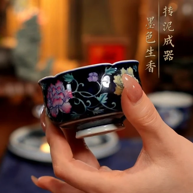 青时集/斗彩缠枝牡丹花口杯