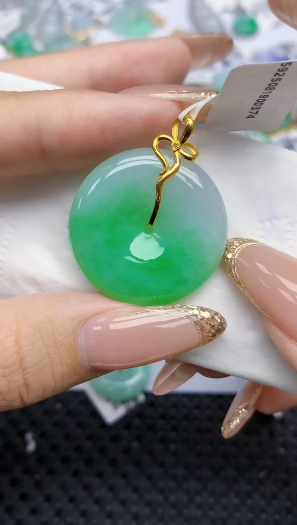 颈饰18K金镶嵌翡翠75   天然翡翠A货  百元以上9米证书费自理