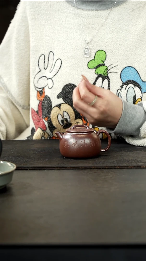 茶壶紫砂林**。柴烧底槽青刻绘文人井栏150cc