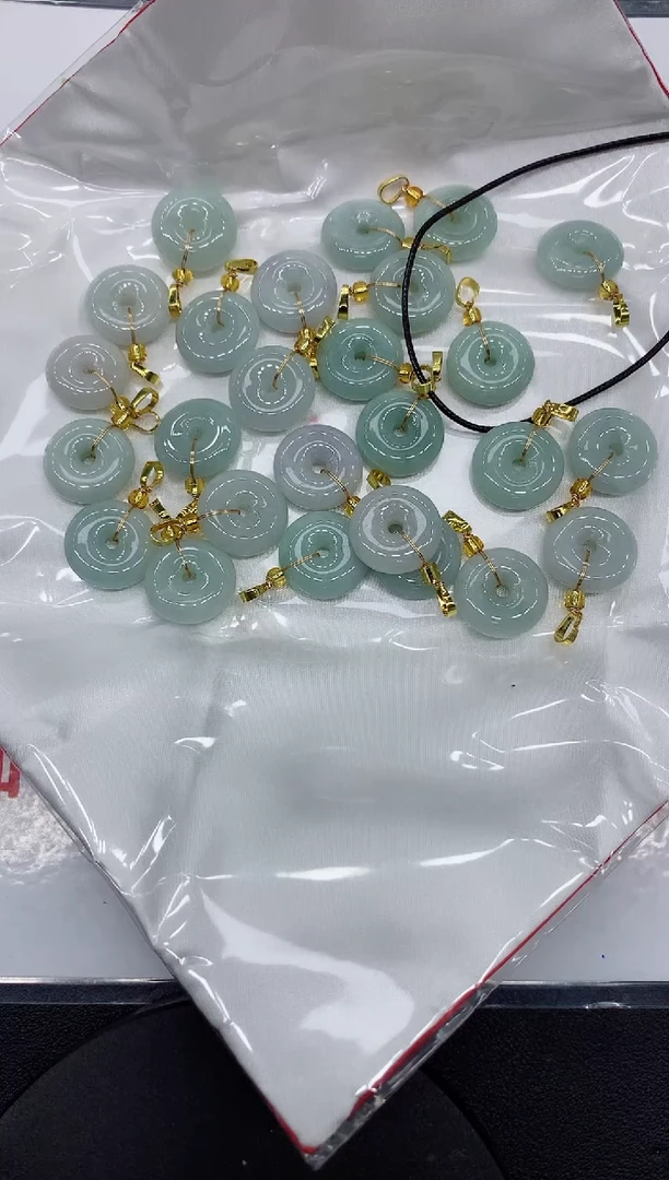 翡翠未镶嵌吊坠(赠链)翡翠平安扣多样随机发饰品